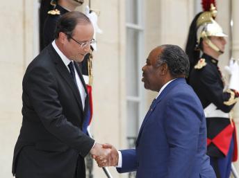 Le président français François Hollande reçoit son homologue gabonais Ali Bongo à l'Elysée le 5 juillet 2012.
