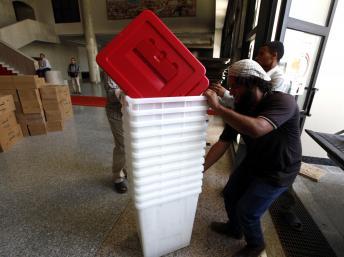 Un volontaire prépare les urnes avant le début du scrutin à Syrte le 6 juillet 2012. REUTERS/Anis Mili