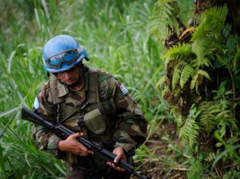Un casque bleu de la Monusco patrouille autour du village de Katoyi dans le territoire de Masisi, dans le Nord-Kivu. AFP/ PHIL MOORE