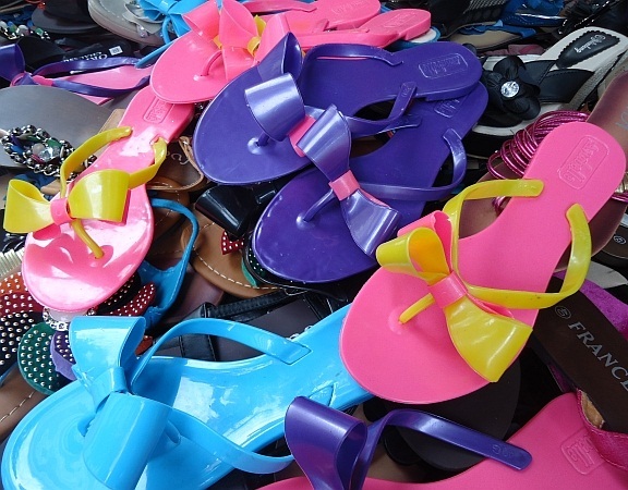 Sandales et nu-pieds: Cet été, le plastique a la cote