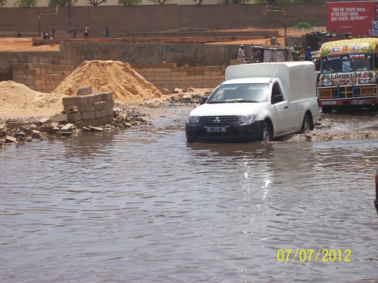 DIAPO Les premières pluies sèment la tourmente dans la banlieue
