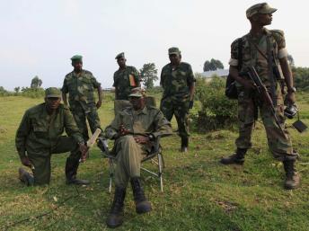 Le colonel Sultani Makenga (assis), le leader du M23, près de la frontière ougandaise, le 8 juillet 2012. REUTERS/James Akena