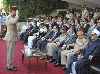 Le président égyptien Mohamed Morsi (assis au centre), et Sami Tanan, le chef d'Etat-major de l'armée égyptienne, assistent à une cérémonie de graduation ensemble