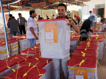 La collecte des urnes et la vérification avant le comptage. Benghazi, le 8 juillet 2012.
