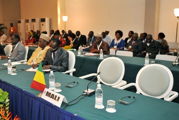 Mali : la médiation rencontre le président tandis que Bamako veut sécuriser la transition
