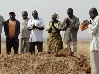 Jos (Etat du Plateau) est fréquemment le lieux d'affrontements inter-ethniques et religieux. Sa la photo, une famille enterre trois des siens en décembre 2011.