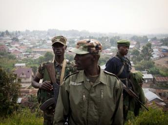 Le colonel Makenga Sultani (C), sur une colline de Bunagana, le 8 juillet 2012.