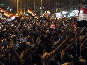 Les partisans du président égyptien Mohamed Mursi manifestent sur la place Tahrir, au Caire, le 10 juillet 2012.