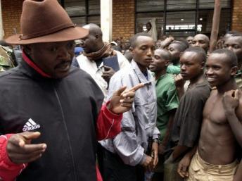 Le président burundais Pierre Nkurunziza s'adresse à des détenus d'une prison de Ngozi, le 23 février 2006.
