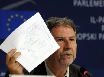 Le réalisateur belge Thierry Michel lors de sa conférence de presse du 10 juillet 2012, révélant un témoignage inédit dans l'affaire Chebeya.