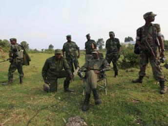 Le colonel Sultani Makenga (assis, au milieu), le leader du M23, s'adresse à la presse (Reuters), non loin de Bunagana, à la frontière ougandaise, le 8 juillet 2012.