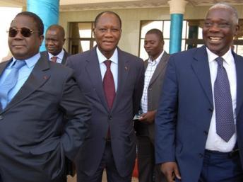 Henri Konan Bédié (G), ex-président, Alassane Ouattara (C), président, et Alphonse Djedje Mady (D), président du directoire du RHDP, le 21 février 2010 à Ouagadougou.