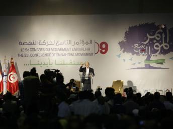 Rached Ghannouchi, le leader d'Ennahda, à la tribune pour l'ouverture du congrès du parti islamiste, le 12 juillet 2012. REUTERS/Zoubeir Souissi