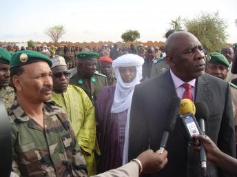 Le Premier ministre malien Cheik Modibo Diarra (d) et le colonel Gamou, à Niamey, le 12 juillet 2012. RFI/Moussa Kaka