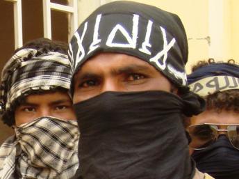 Un moudjahidine au visage dissimulé chargé de garder la ville de Tombouctou. RFI/Moussa Kaka