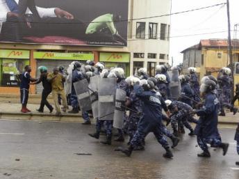 Affrontements entre manifestants et police anti-émeute lors d'une manifestation de l'opposition à Lomé, la capitale du Togo, le 13 Juin, 2012. AFP PHOTO / STRINGER