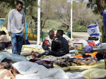 Des immigrés africains clandestins rassemblés dans un jardin public de Tel-Aviv en Israël.