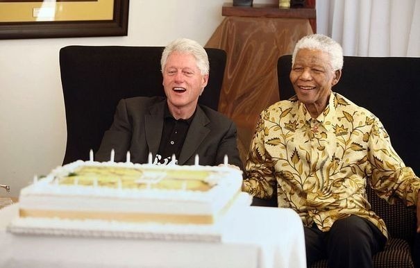 Pour la célébration de sa 94ème bougie, Mandela reçoit Bill Clinton dans son village de Qunu
