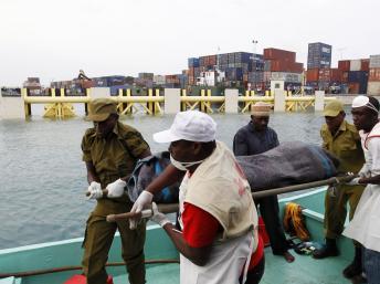 Des rescapés portent les corps sans vie de passagers après le naufrage du ferry, dans le port de Zanzibar, le 19 juillet 2012.
