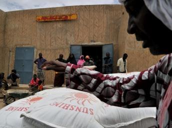 Ici, à Gao dans le nord du Mali, la Croix-Rouge distribue des denrées alimentaires en prévision du mois de ramadan.
