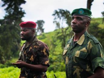 Lieutenant-colonel et le porte-parole du M23, Vianney Kazarama (D) et Major John, des ex-rebelles du M23, dans la province de Nord- Kivu, dans l'est de la RDC, le 3 juin 2012.