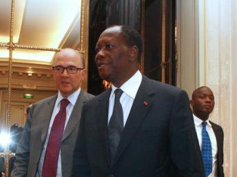 Le ministre de l’Economie français Pierre Moscovici (G) et le président ivoirien Alassane Ouattara, à Paris, le 24 juillet 2012. Photo AFP / Ana Aravelo