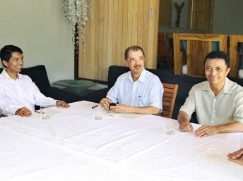 Andry Rajoelina (g), Marc Ravalomanana (d), et le président des Seychelles, James Mitchel, le 24 juillet 2012, à Victoria.