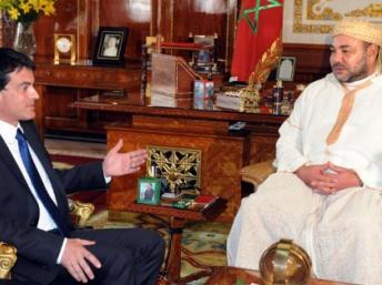 Manuel Valls, ministre français de l'Intérieur (g) reçu par le roi Mohammed VI, à Rabat, le 26 juillet 2012.