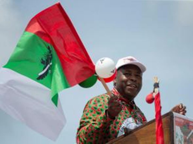 Burundi: le général Ndayihimiye et Agathon Rwasa en campagne électorale Burundi: le général Ndayihimiye et Agathon Rwasa en campagne électorale