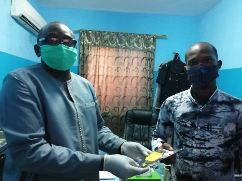 Le FRAPP fait don de 106 masques lavables au commissariat de Grand-Yoff pour lutter contre les violences policières Le FRAPP fait don de 106 masques lavables au commissariat de Grand-Yoff pour lutter contre les violences policières