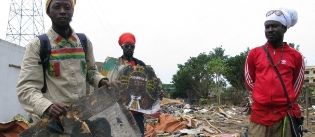 Côte d'Ivoire : dans le village rasta d'Abidjan détruit par la police, les habitants vivent dans les décombres