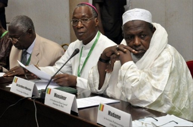 © AFP  L`archevêque de Bamako, Jean Zerbo (C) et le président du Haut Conseil du Mali de l`Islam, Mahmoud Dicko (D) L`archevêque de Bamako, Jean Zerbo (C) et le président du Haut Conseil du Mali de l`Islam, Mahmoud Dicko (D)