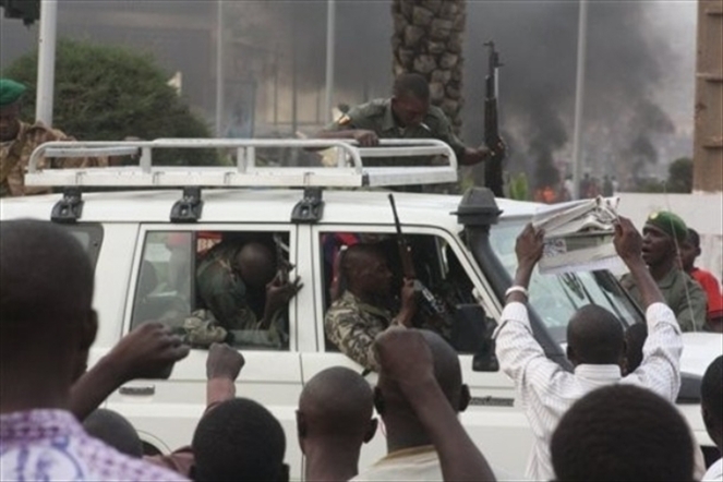 © AP par DR  Mali: Le capitaine Sanogo à la tȇte d`un putsch mercredi le 21 mars 2012.Mali. Des troupes fâchées ont commencé une mutinerie à une base militaire près du palais présidentiel.Mali: