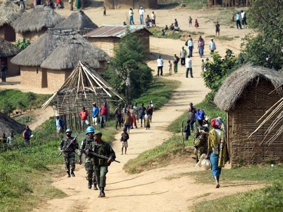 Les FARDC en patrouille mixte avec les casques bleus de la Monuc à Mbwavinya. Photo MONUC / Marie Frechon (2008).02-juil-2008
