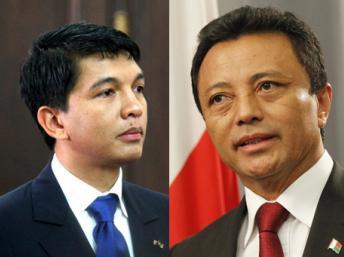 Le président malgache de la Transition, Andry Rajoelina (G), et l'ex-président Marc Ravalomanana. AFP/REUTERS/Montage RFI