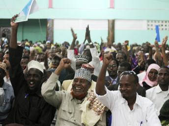 Des délégués de l'Assemblée constituante durant l'adoption de la Constitution en Somalie. REUTERS/Ismail Taxta