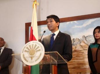 Andry Rajoelina lors d'une conférence de presse le 23 juillet 2012, avant de partir pour les Seychelles pour sa première rencontre avec Marc Ravalomanana.