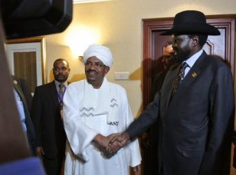 Poignée de mains entre les présidents du Soudan Omar el-Béchir (g) et du Soudan du Sud Salva Kiir (d), à Addis-Abeba, le 14 juillet 2012.