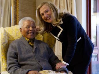 La secrétaire d'Etat américaine Hillary Clinton avec Nelson Mandela, 94 ans, à son domicile à Qunu, le 6 août 2012.