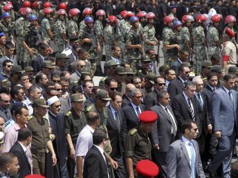 A l'exception du président Morsi, de nombreuses personnalités, dont le maréchal Tantaoui, ont assisté aux funérailles des soldats égyptiens mort dimanche 5 août 2012 dans le Sinaï.