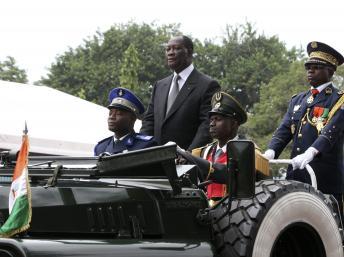 Le président ivoirien Alassane Ouattara assiste à la parade militaire de la fête d'indépendance aux côtés du chef d'état-major des FRCI, le général Soumaïla Bakayoko, le 7 août 2012.