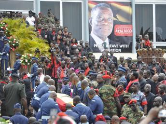 Le cercueil de l’ex-président John Atta-Mills transporté au Parlement à Accra, le 8 août 2012.