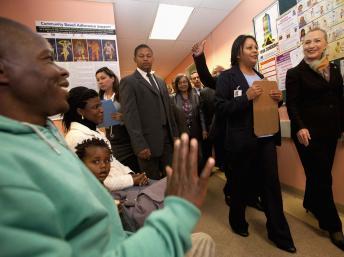 Hillary Clinton en visite dans une clinique de Cape Town, le 8 août 2012.