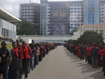 Longue file d'attente pour rendre hommage à l'ex-président ghanéen, John Atta-Mills, devant le Parlement, à Accra, le 9 août 2012.