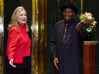 Hillary Clinton (G), la secrétaire d’Etat américaine et Goodluck Jonathan (D) le président du Nigeria à Abuja, le 9 août 2012.