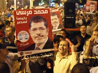 Les partisans de Mohamed Morsi se sont rassemblés devant le palais présidentiel pour exprimer leur joie. Le Caire, le 12 août 2012.