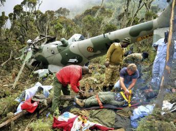 Un blessé évacué sur une civière par les secours, après l'accident de l'hélicoptère du Mont Kenya, ,le 13, août 2012