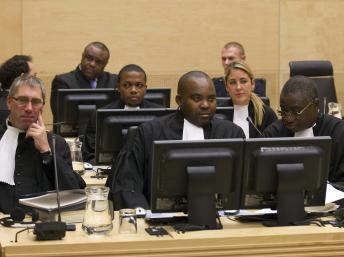 Jean-Pierre Bemba entouré de ses défenseurs lors de l’ouverture de son procès à La Haye (Pays-Bas) le 22 novembre 2010.