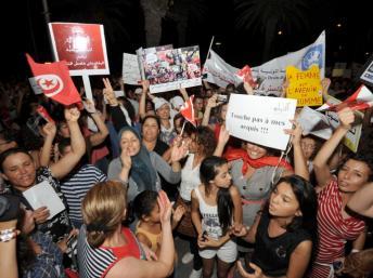 La marche contre un projet d'article de la Constitution qui revient sur le principe de l'égalité des sexes. A Tunis, le 13 août 2012.