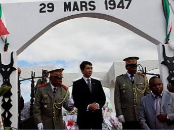 Andry Rajoelina (C), président de la Transition malgache, lors de la cérémonie officielle de commémoration de l’insurrection du 29 Mars 1947 à Manakara, chef lieu de la Région Vatovavy Fitovinany. andryrajoelinaenaction.com